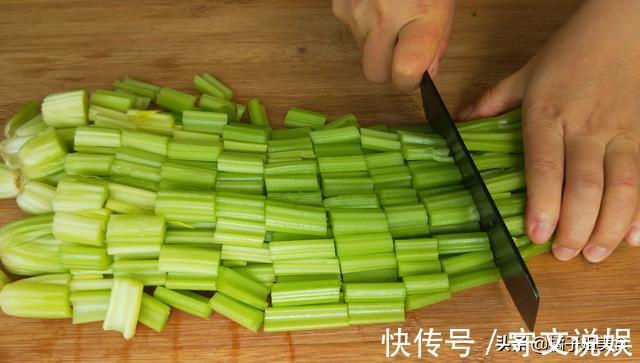 腌制|腌制芹菜方法:媳妇向70岁婆婆讨教秘方,做法简单,开胃下饭