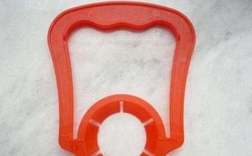 别再嫌弃油桶没用了,处理一番栽花种菜做支架,让城里人长见识