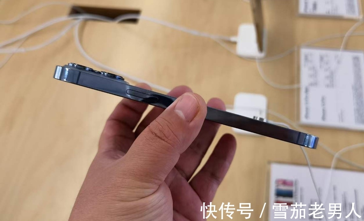 划痕|开箱无小事！苹果iPhone13系列拿到手先做啥？网友已经总结教训