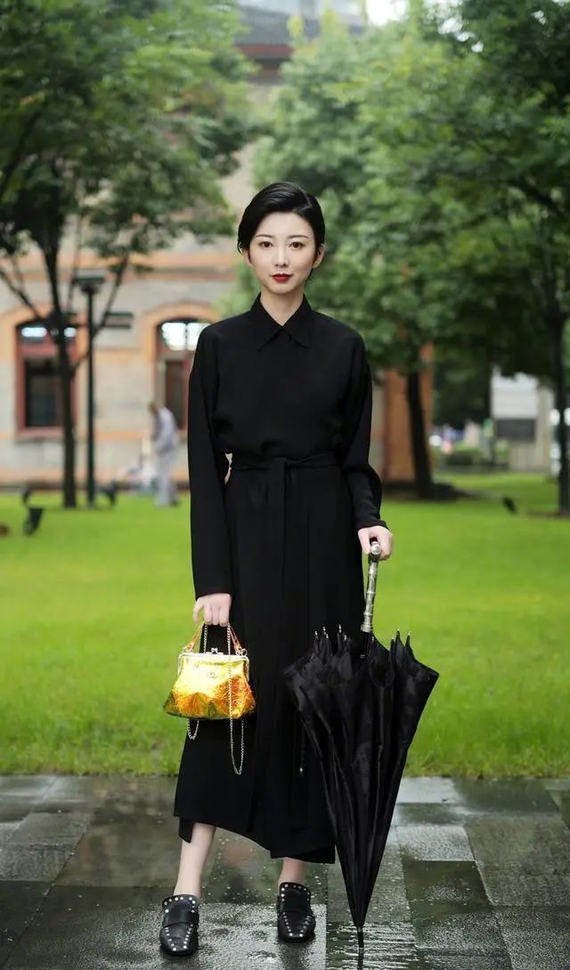 美女|街拍美女:连衣裙穿搭这样好迷人,勇敢追求新鲜感受,微胖穿也很美