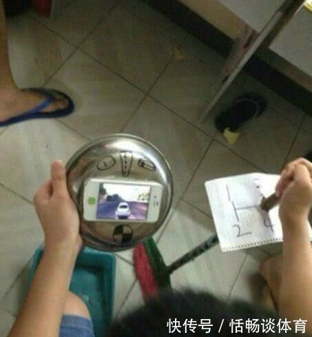 |搞笑GIF趣图段子：主任愣了一下说，舌头伸出来我看看