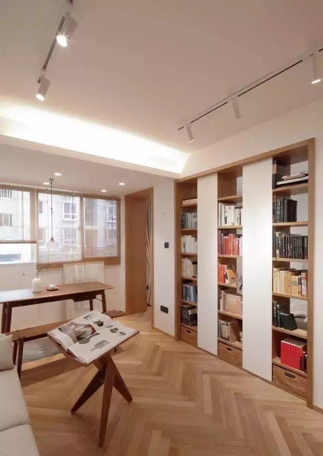 收纳|50㎡原木风一居，电视墙改书墙，阳光餐厅兼书房，收纳颜值太棒了