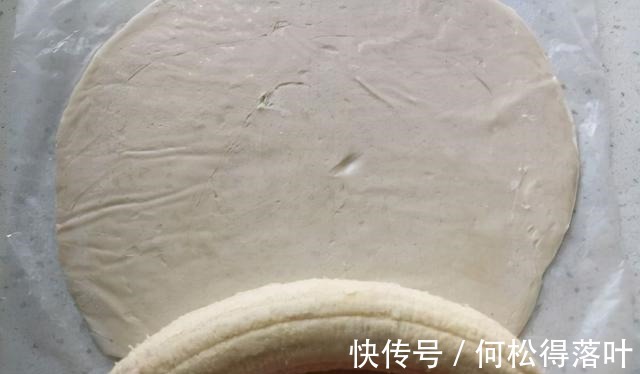 只要一张手抓饼和一根香蕉，就可以做出好吃的香蕉酥，快来试试吧！