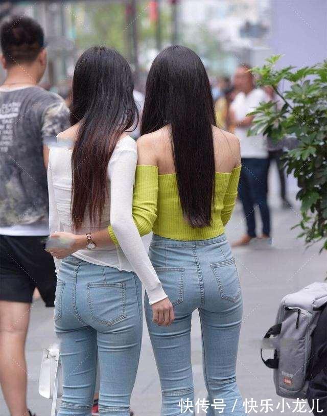 小腿|白色无袖背心搭配蓝色打底裤,宽松的版型,正好遮住小腿胖的缺点