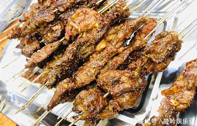 压垮羊肉串,赶走小龙虾,曾经无人问津的它,如今是烧烤摊的网红
