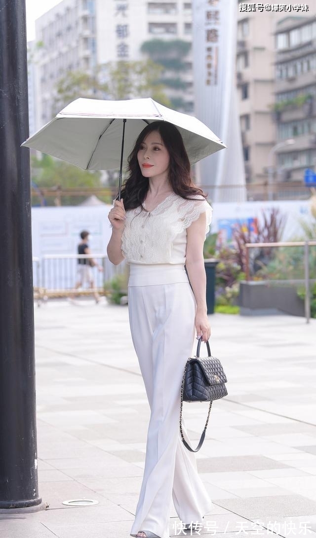 |搞笑段子：正在河边钓鱼，突然看到树荫下，一个男的跪在地上