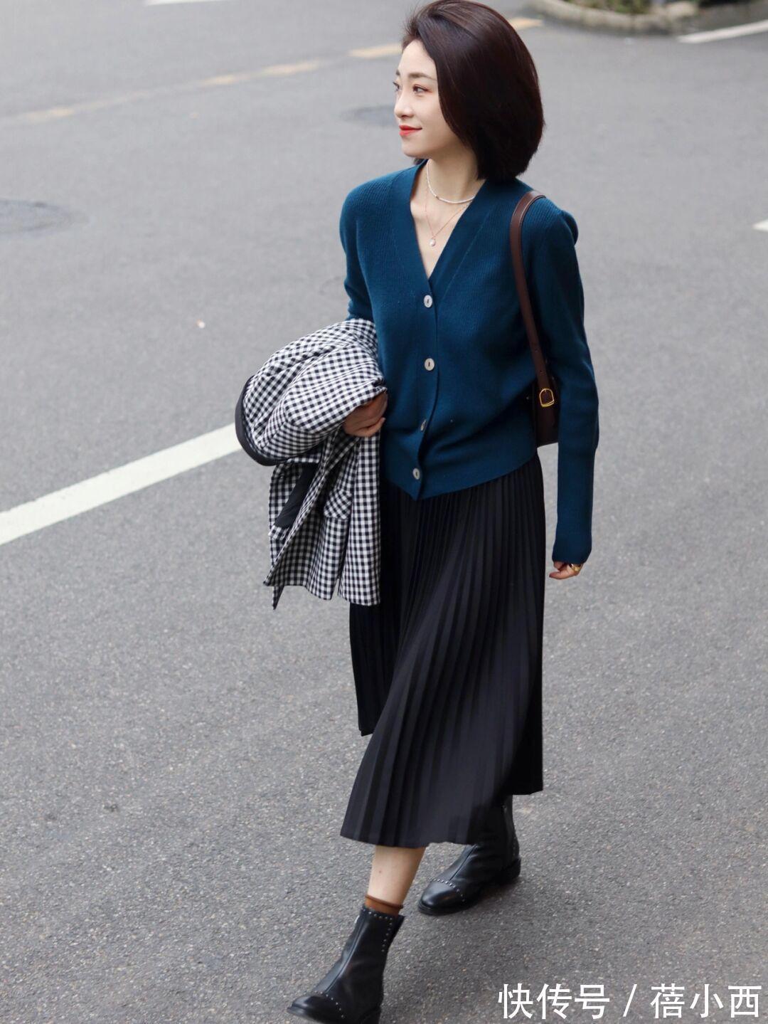 紫色 “针织开衫”才是永不过时的春季单品,时髦又高级,谁穿谁优雅