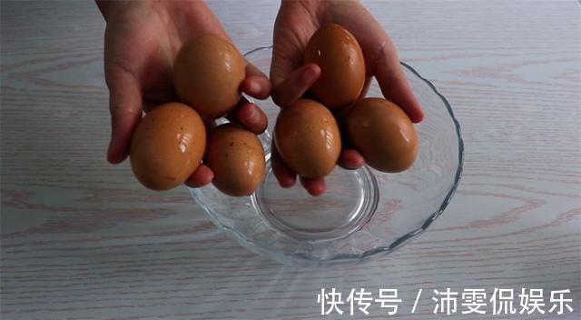 自制蛋糕真不难,6个鸡蛋1碗面粉,烤到金黄就出炉