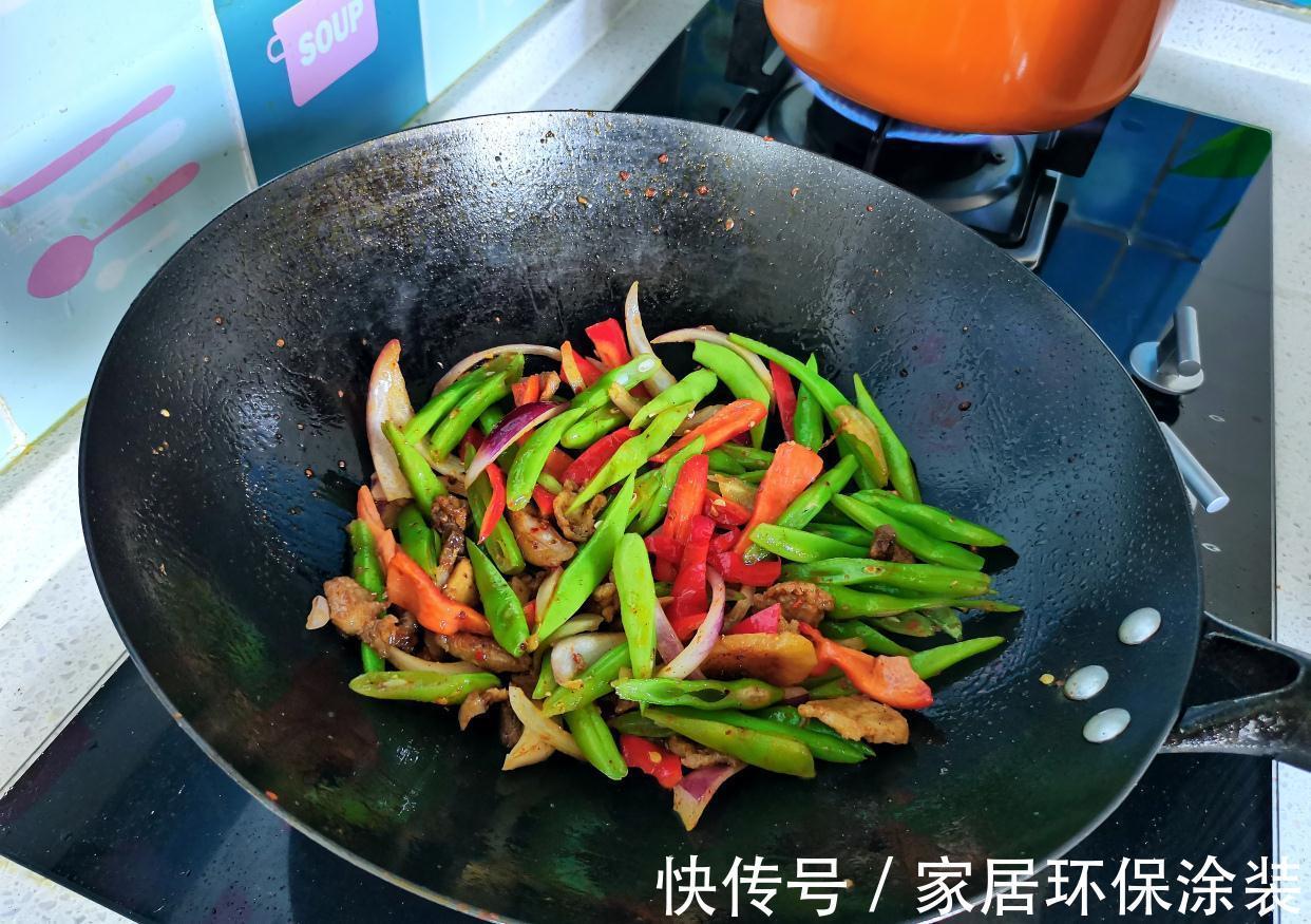 两人午饭,两菜一汤,都是自己爱吃的,最简单的幸福