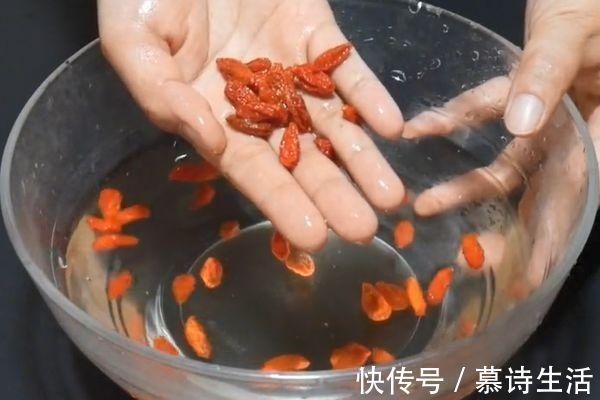 小苏打|枸杞买回家不要直接吃,干货店老板教我一招,枸杞吃的干净又卫生