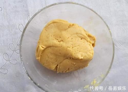 花生米里加上3个鸡蛋,没想到这么好吃,不用炸也不用煮!