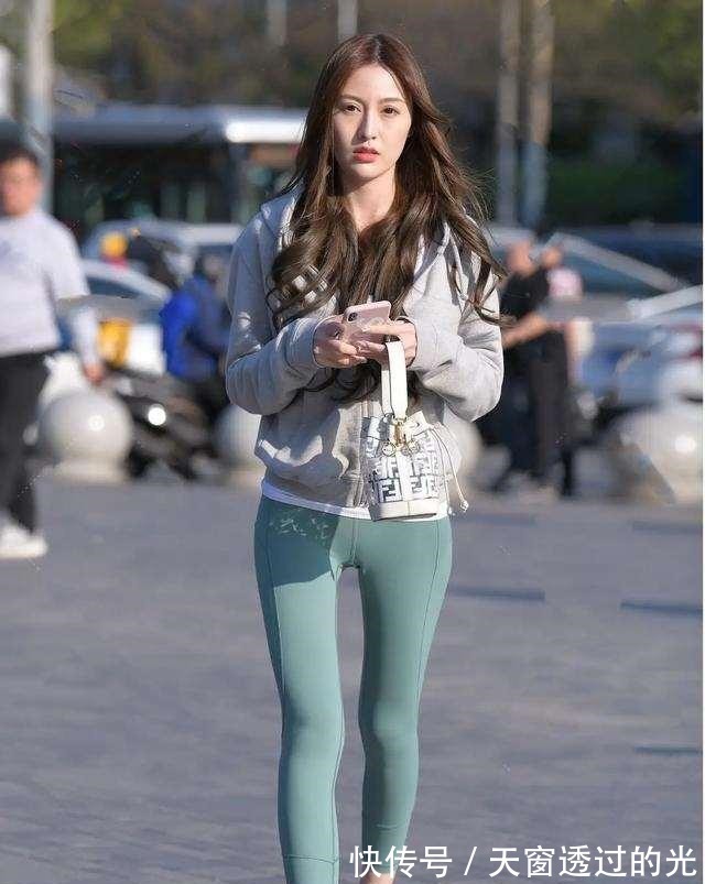 装扮 穿上华丽优雅女神范的瑜伽裤装扮,简约不失雅致,楚楚动人