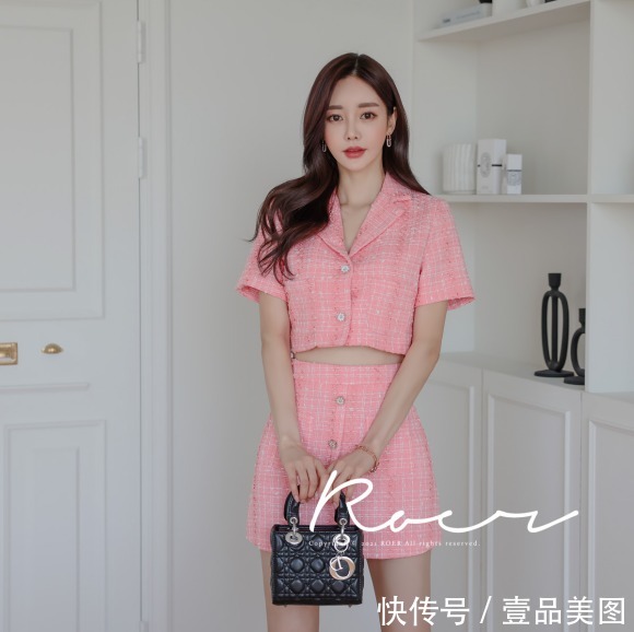 孙允珠|女神孙允珠时尚搭配:彩虹霓彩格子粉蕊英式西装裙