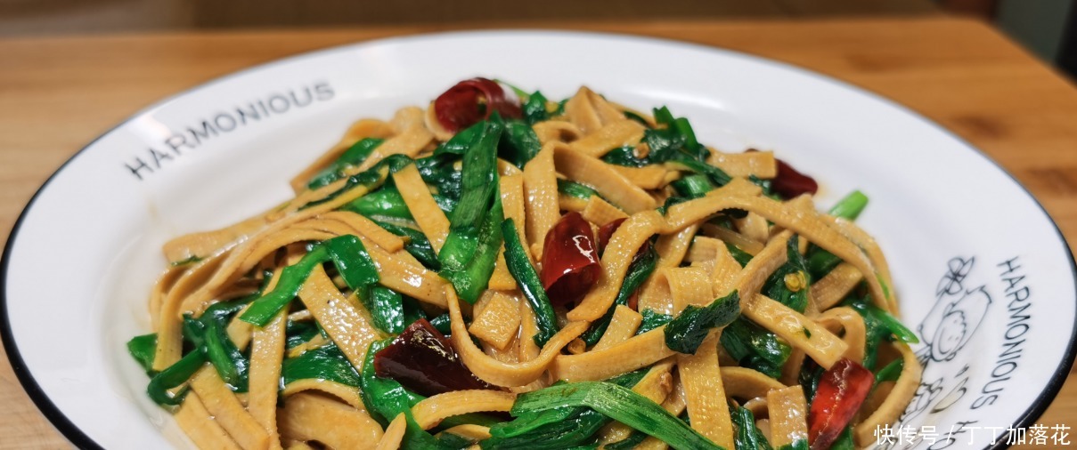 一张豆皮,一把韭菜,做人见人爱的素食小炒,简单易做,好吃不贵!