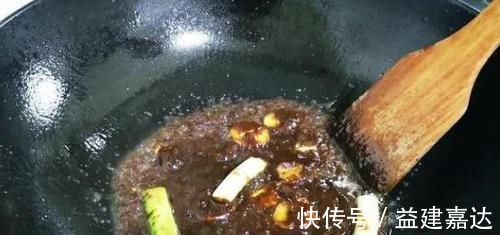 做红烧鱼，最忌只用料酒和醋去腥，老师傅都这么做，肉质嫩滑爽口