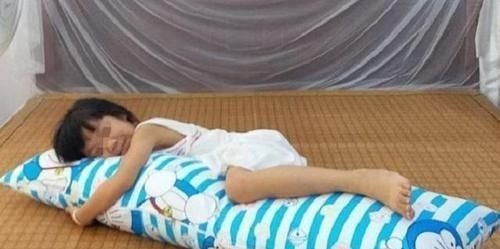 这些性|女儿偷偷“夹腿”,被妈妈无意发现,妈妈的做法决定了女儿的人生