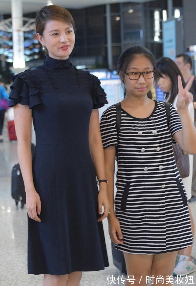 穿搭|刘芳菲不愧是央视“气质”主持,穿黄色连衣裙端庄优雅,太漂亮了