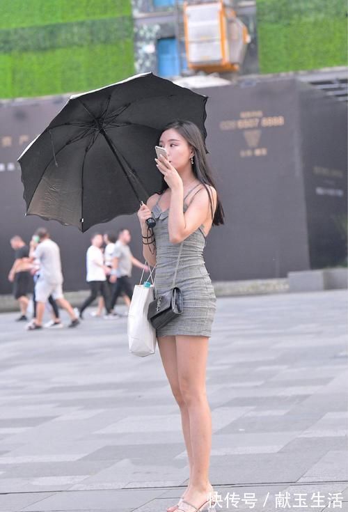 小姐姐 伞挡住了阳光和风雨,也给女人带来一种别样的美