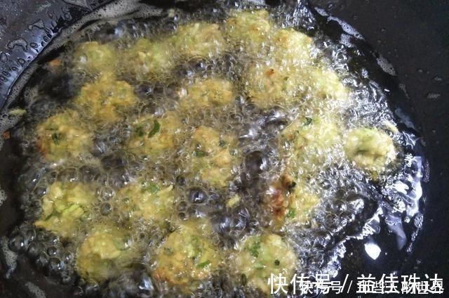 炸萝卜丸子时,牢记3个小技巧,炸出的丸子鲜香酥脆,凉了也不硬