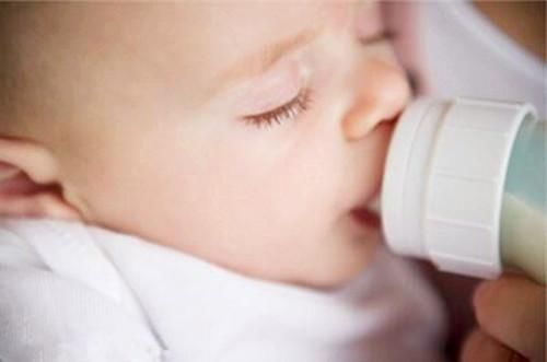 为何有些宝宝怕生，有些见了陌生人还笑？