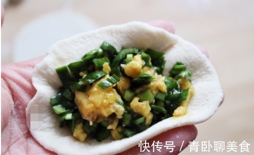 热腾腾的蒸饺,分分钟就搞定,这样和面又薄又筋道,上桌准吃光