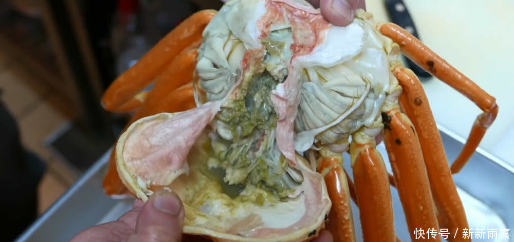 花150元买的一只螃蟹,真肥,还以为赚到,煮后掰开没勇气下嘴