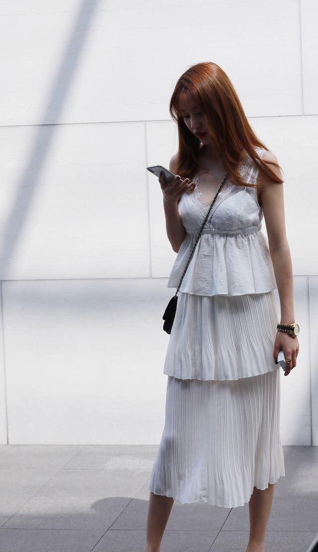 选择|时尚穿搭:气质优雅的小姐姐,一身杏色裙装,更加凸显女人的魅力