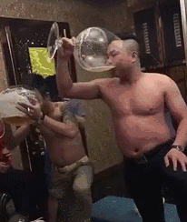 搞笑|搞笑GIF:2、不小心把小姐姐辫子揪掉了,这样还有救么?