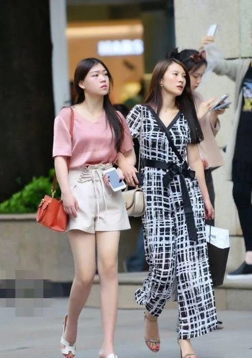 袖子|小姐姐身穿荷叶边袖子的上衣，搭配黑色的短裙，造型时尚又百搭