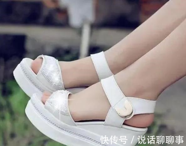 创可贴 凉鞋沾水后会变得很滑,我们应该怎么办!