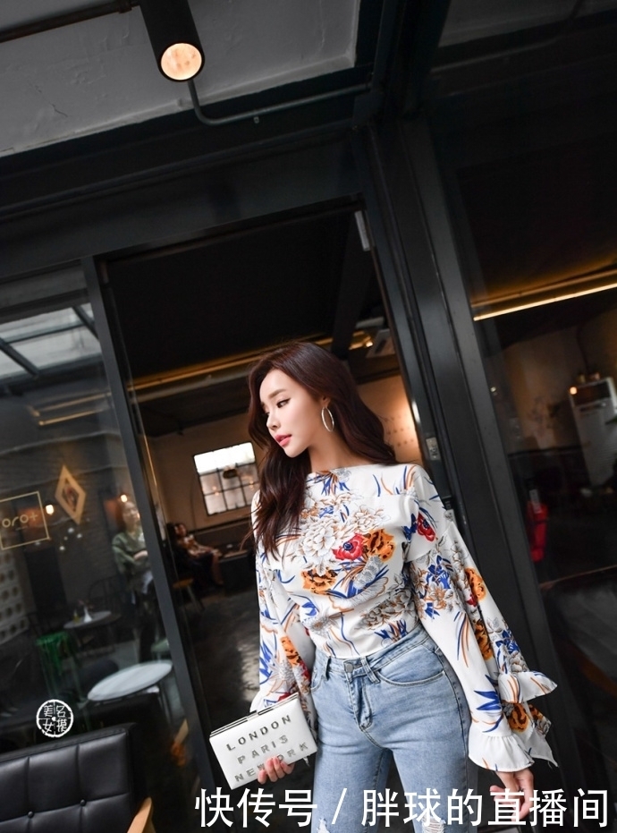 紧身|时尚穿搭:紧身牛仔裤小姐姐,气质光鲜靓丽大方!