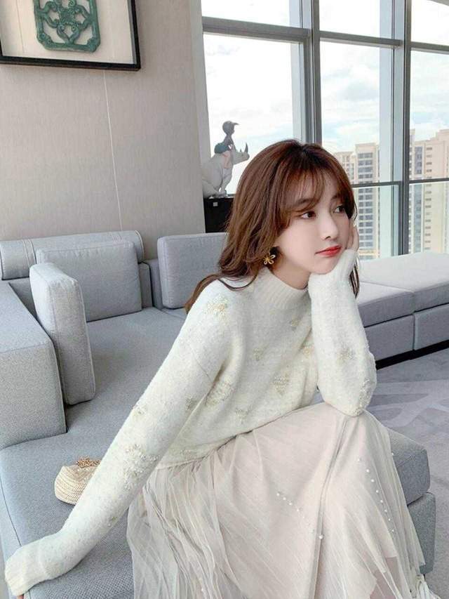 韩系|今年流行穿“针织衫”，搭配半身裙简约洋气，极简穿搭照样高级