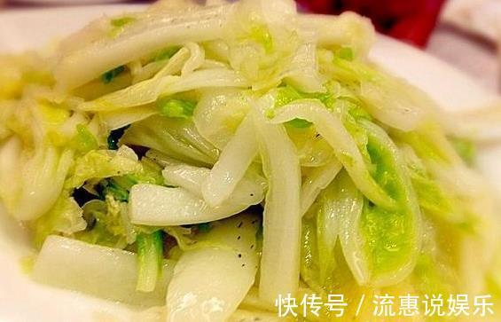 炒大白菜时，千万别直接下油锅，多加这一步，口感脆嫩，更加开胃