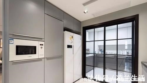 吊轨门|为什么有钱人厨房不装推拉门头一次见这种设计,懊悔装完才察觉