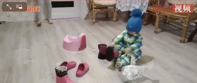 宝妈|一岁半的外国女孩要“离家出走”,家人的反应太逗了