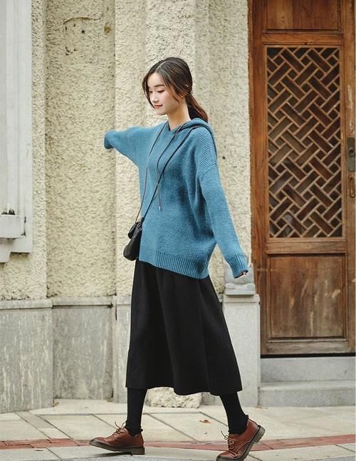 开春穿什么，卫衣+半身裙=时尚穿搭，这样搭配显瘦又显高