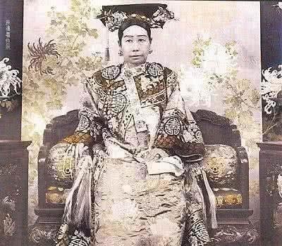 汽车|慈禧第1次看见汽车时，随口问出1句话，流传至今仍被人耻笑！