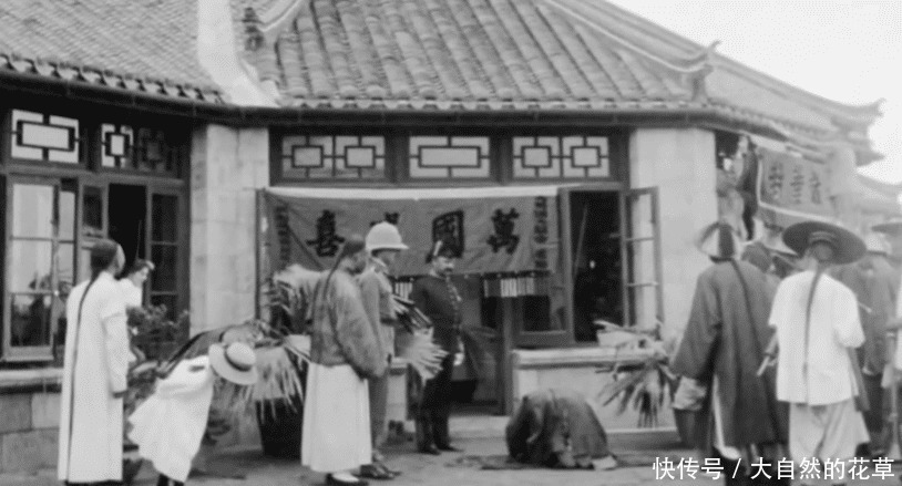 龙椅|清末老照片八国联军坐龙椅耀武扬威,清朝大臣给洋人下跪!