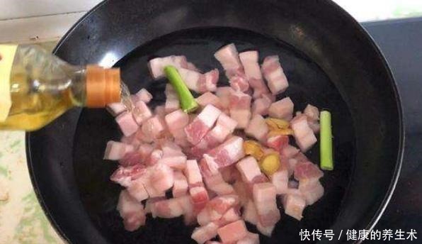 炖肉时,别只用清水炖,多加2样料,炖好的肉软嫩入味,香气扑鼻