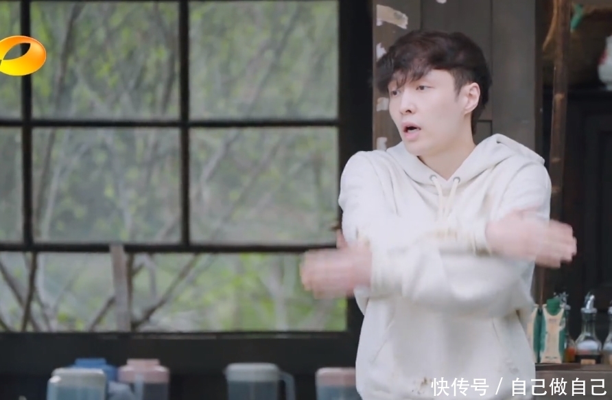 干活 张艺兴用十字架运树苗,李诞觉得可笑,何炅的操作很圈粉