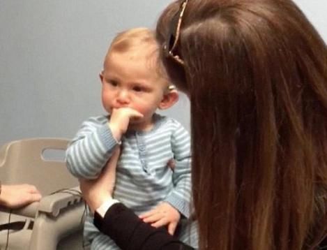 小宝宝|失聪宝宝戴上助听器的瞬间,表情五味杂陈,网友跟着一起哭了