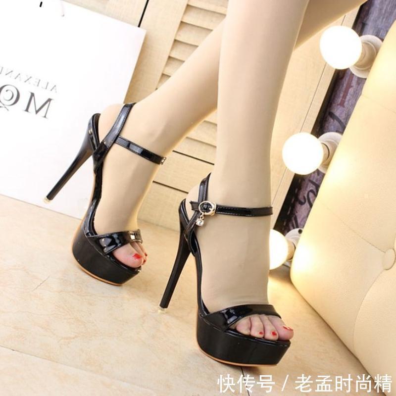 女性|职场女性一双系带高跟鞋,让你的身材更协调高挑