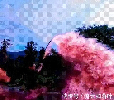 华丽|鬼灭之刃网友自制火之舞神乐,看到刀挥舞的模样,鬼灭迷泪目了