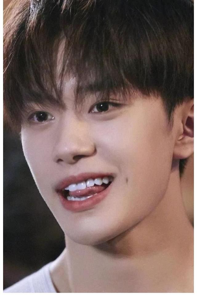 《快樂大本營》又開播，已邀請吳京和易烊千璽做嘉賓，繼續(xù)造星