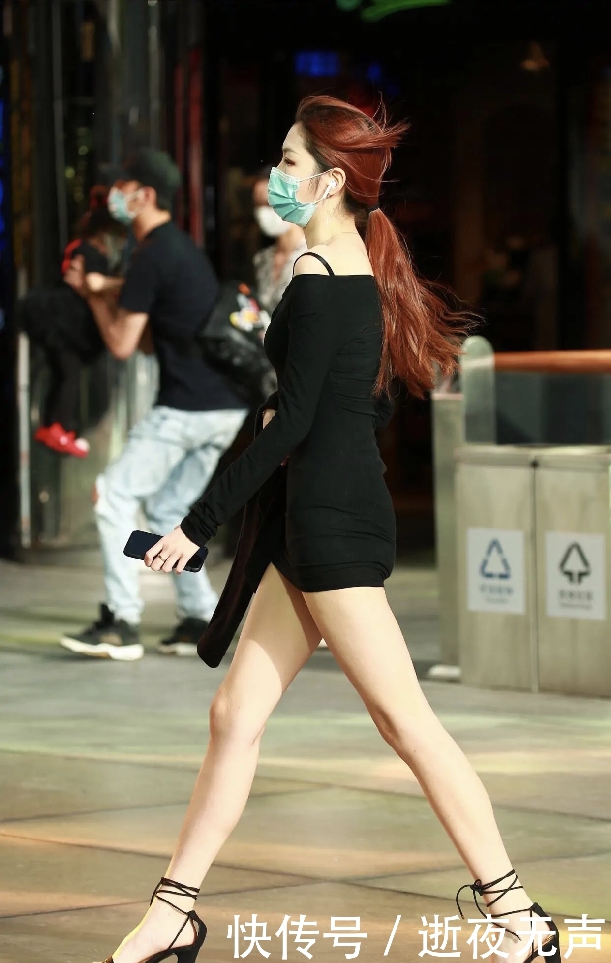 时节|初秋时节,美女穿针织连衣裙,搭配一字带凉鞋,继续上演夏日风情