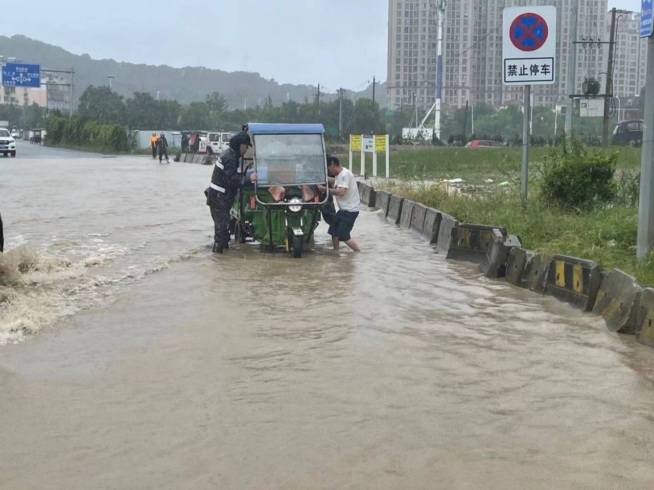 三轮车|顶风冒雨帮市民推车、蹚水背老人过马路……感谢有你，台风天里默默守护！
