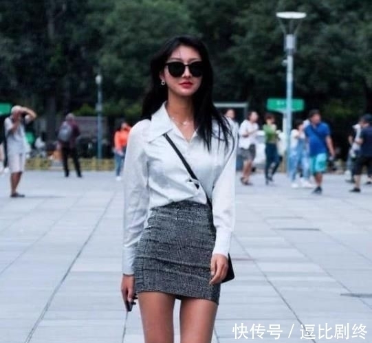 街拍青春靓丽的小姐姐,一件粉色上衣配牛仔热裤,完美好身材