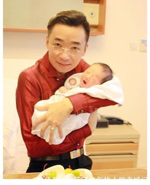 高博漂亮的老婆曝光,他没能成央视一哥,在生活中却是妥妥的一哥