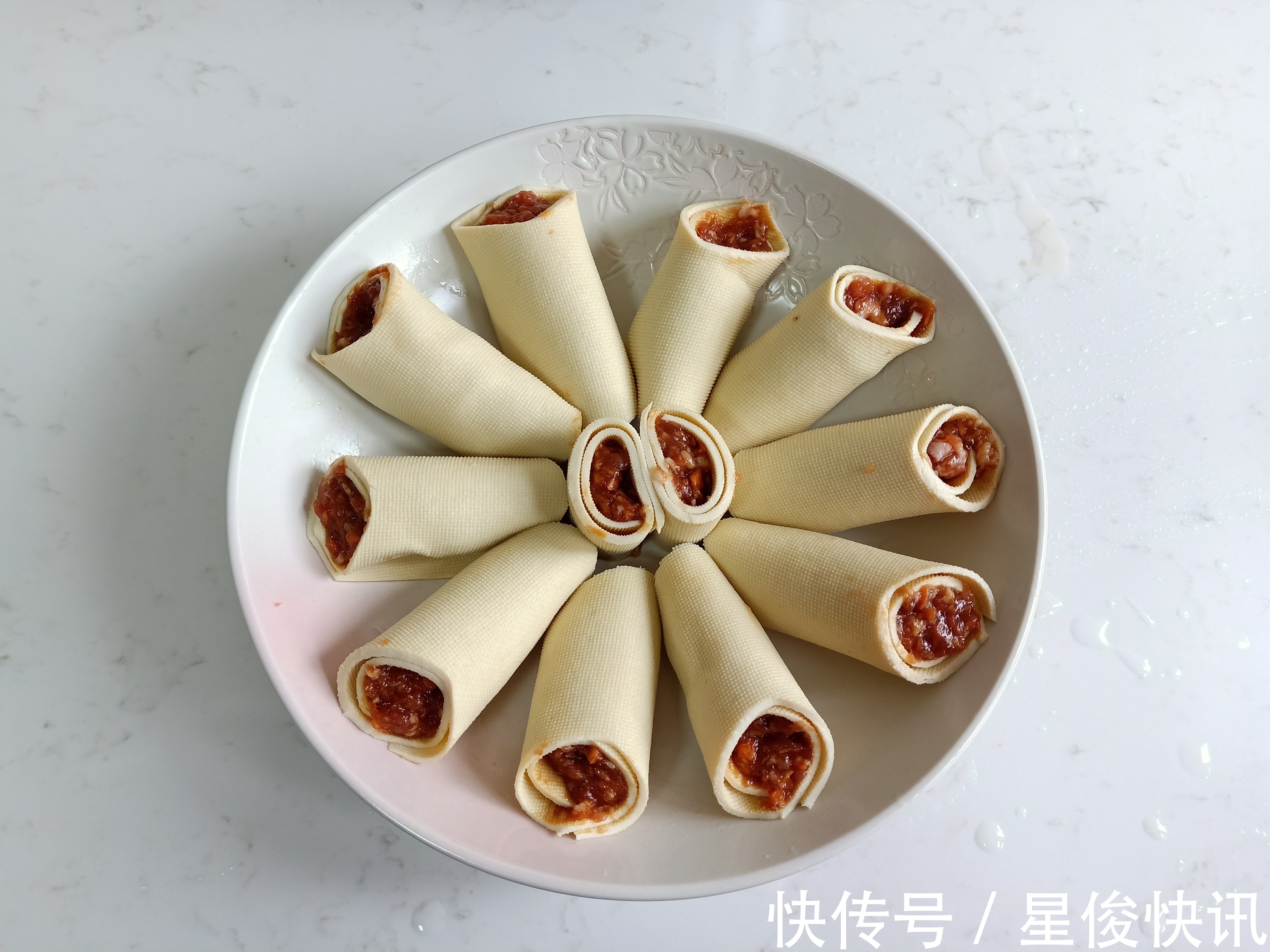 好吃|年夜饭必做的团圆菜,一卷一蒸15分钟上桌,好吃好做好寓意