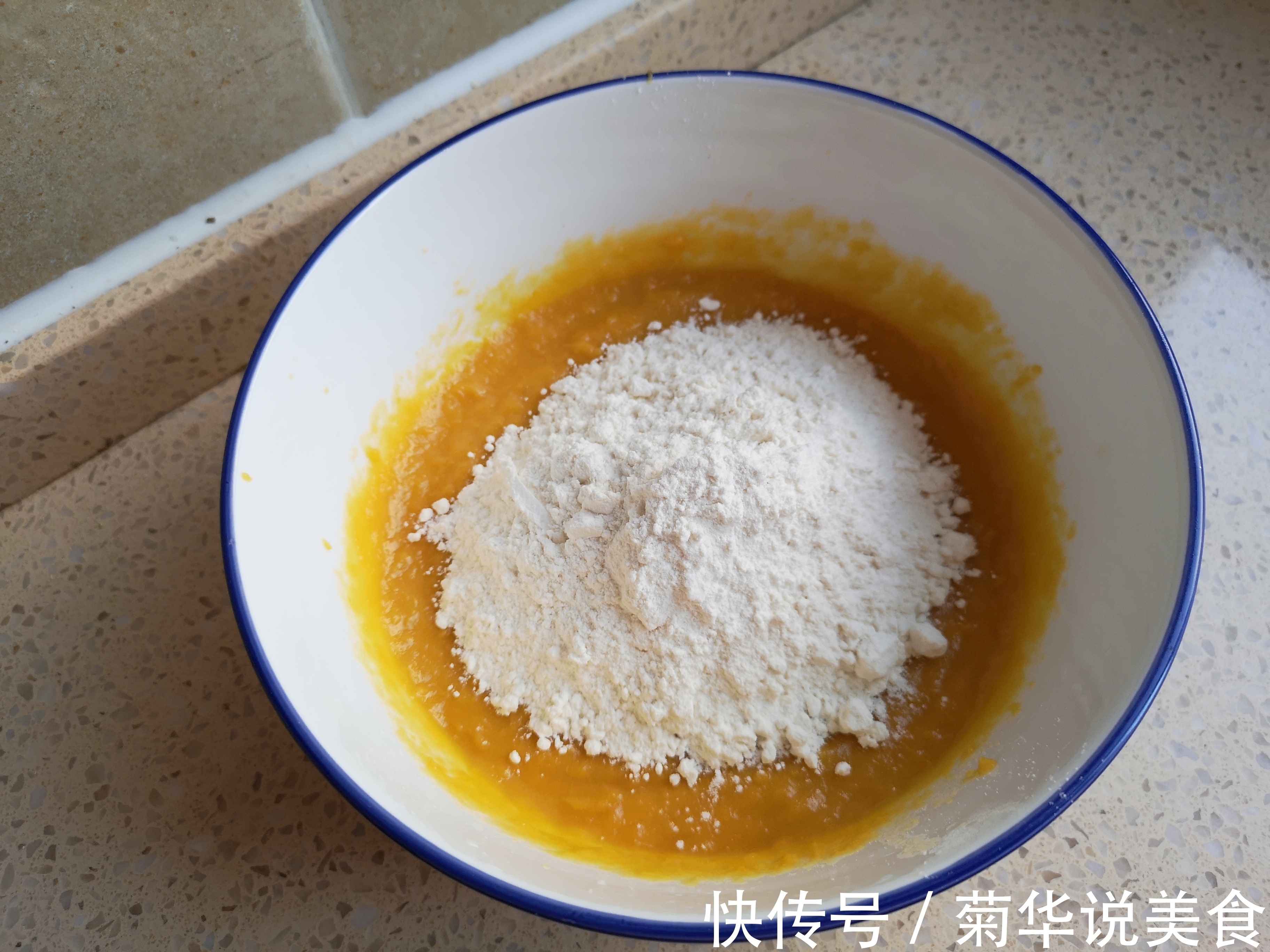 红薯别再烤着吃了，加上面粉，筷子一搅，做出松软好吃的发糕